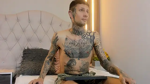 Snapshot of HellBoyInk chatting on September 28, 8:07 pm HellBoyInk online show from September 28, 8:07 pm