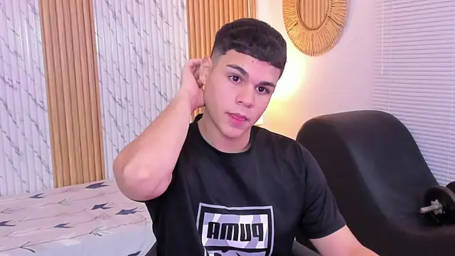 Snapshot of james_jonnes chatting on October 21, 8:01 pm james jonnes online show from October 21, 8:01 pm