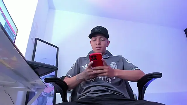 Snapshot of Hunteer_Boy chatting on October 13, 7:20 pm Hunteer Boy online show from October 13, 7:20 pm