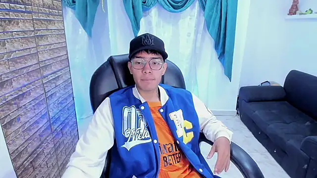 Snapshot of Hunteer_Boy chatting on September 30, 7:50 pm Hunteer Boy online show from September 30, 7:50 pm