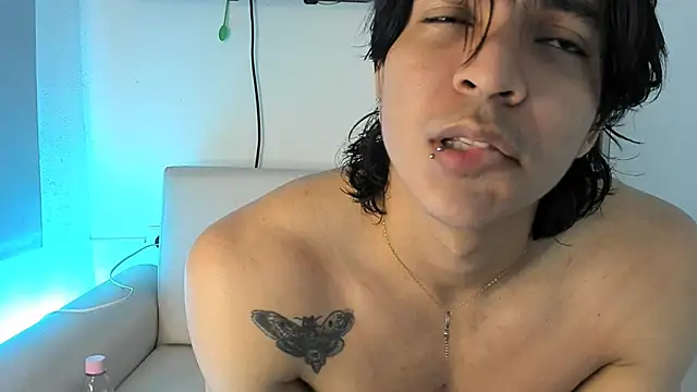 Snapshot of toji_luxxer chatting on October 19, 4:06 am toji luxxer online show from October 19, 4:06 am