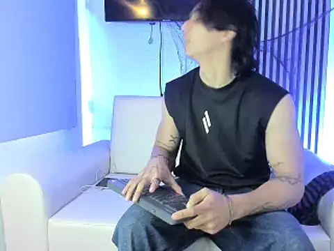 Snapshot of toji_luxxer chatting on October 27, 8:55 pm toji luxxer online show from October 27, 8:55 pm