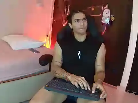 Snapshot of toji_luxxer chatting on October 30, 2:57 am toji luxxer online show from October 30, 2:57 am