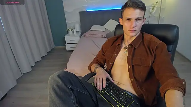 Snapshot of AdamGold01 chatting on October 8, 1:37 pm AdamGold01 online show from October 8, 1:37 pm