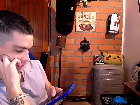 Snapshot of Travis_R chatting on October 12, 1:05 pm Travis R online show from October 12, 1:05 pm