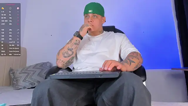 Snapshot of denis_munera chatting on October 24, 10:50 am denis munera online show from October 24, 10:50 am