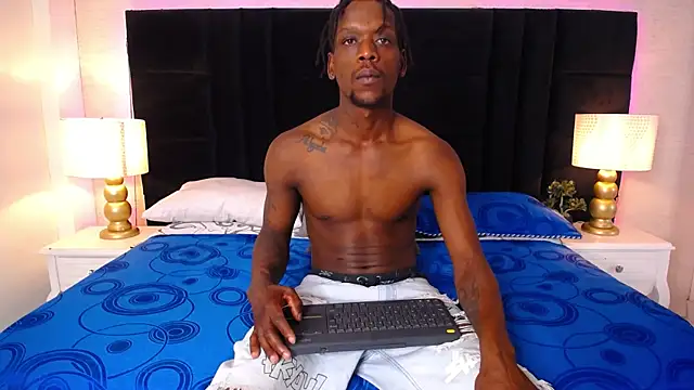 SkylerBigxxx online show from May 9, 4:24 am