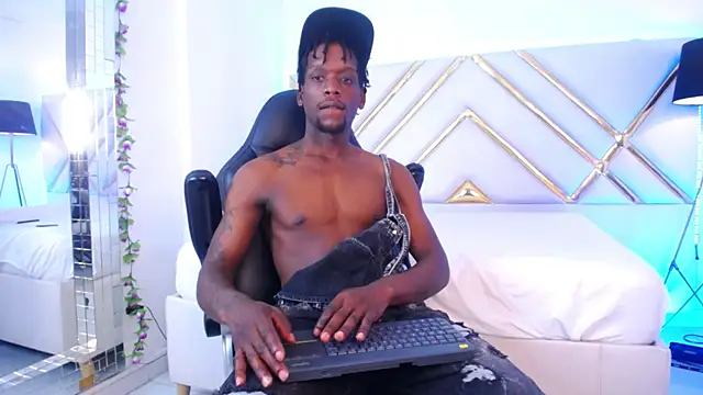 Snapshot of SkylerBigxxx chatting on October 28, 4:48 am SkylerBigxxx online show from October 28, 4:48 am