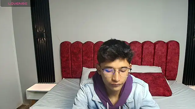 Snapshot of Skylerblaze_ chatting on October 14, 12:34 pm Skylerblaze online show from October 14, 12:34 pm