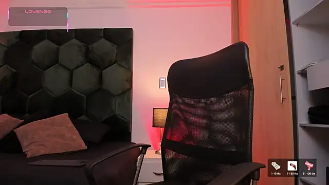 AllexJacob online show from June 9, 1:13 pm