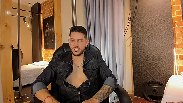 Snapshot of DomnGrey chatting on October 7, 3:43 am DomnGrey online show from October 7, 3:43 am