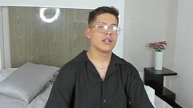 Snapshot of davidcruz16 chatting on October 3, 3:33 am davidcruz16 online show from October 3, 3:33 am