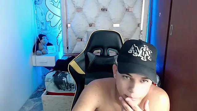 Skylerr  online show from September 17, 6:42 pm