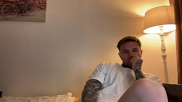 Snapshot of Larsskeet chatting on October 31, 6:44 pm Larsskeet online show from October 31, 6:44 pm