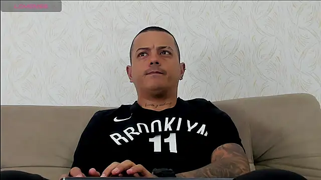 MaximoHall86 online show from October 28, 12:18 pm