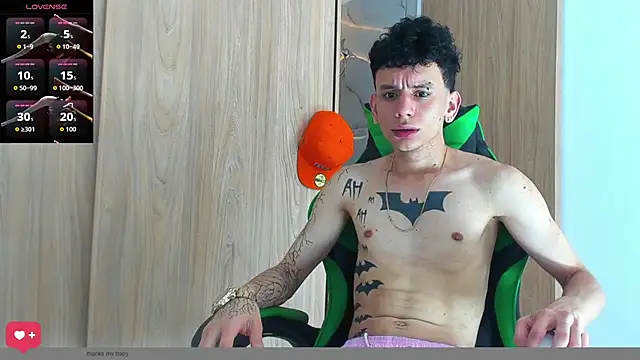 Snapshot of Skinny_batman chatting on September 24, 1:20 pm Skinny batman online show from September 24, 1:20 pm