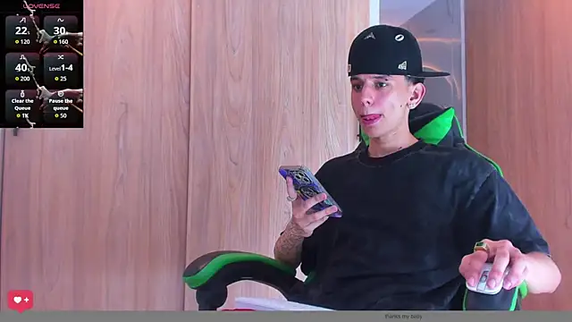Snapshot of Skinny_batman chatting on September 30, 4:32 pm Skinny batman online show from September 30, 4:32 pm