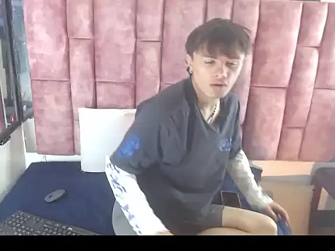 Snapshot of Jerom_xx chatting on October 16, 8:28 pm Jerom xx online show from October 16, 8:28 pm
