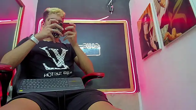 Snapshot of Stiben_boy chatting on October 3, 7:08 pm Stiben boy online show from October 3, 7:08 pm