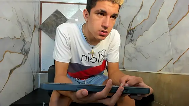 Snapshot of Stiben_boy chatting on October 10, 7:40 pm Stiben boy online show from October 10, 7:40 pm
