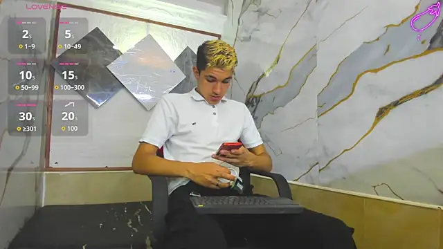 Snapshot of Stiben_boy chatting on October 4, 7:29 pm Stiben boy online show from October 4, 7:29 pm