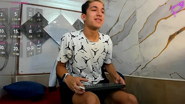 Snapshot of Stiben_boy chatting on October 8, 7:29 pm Stiben boy online show from October 8, 7:29 pm