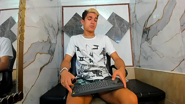 Snapshot of Stiben_boy chatting on October 7, 7:18 pm Stiben boy online show from October 7, 7:18 pm