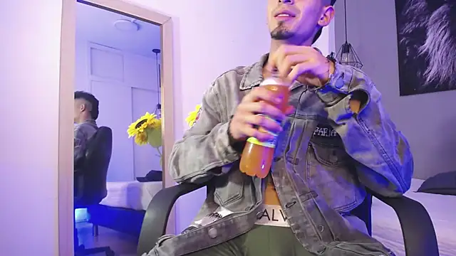 Snapshot of Jackk_8 chatting on October 12, 3:44 am Jackk 8 online show from October 12, 3:44 am