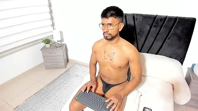 Taylormaccurdy  online show from October 21, 2:42 pm