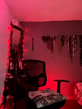 Snapshot of MadamLeRouge chatting on October 12, 10:15 pm MadamLeRouge online show from October 12, 10:15 pm