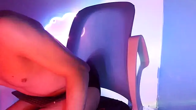 highinhtxx online show from April 28, 5:56 am