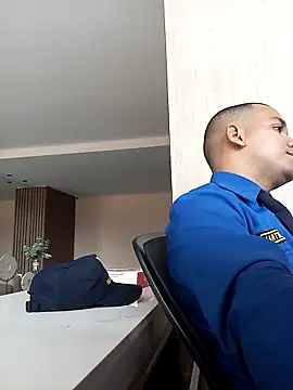 Roberto27051 online show from October 4, 8:35 pm