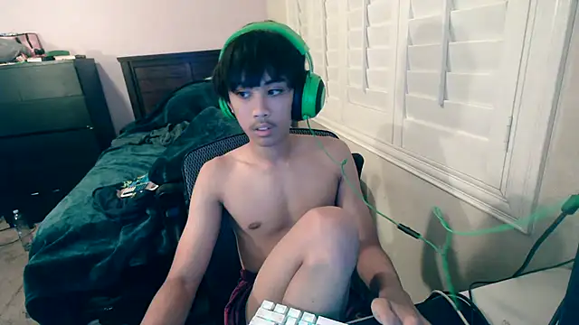 Snapshot of youngasianboy2007 chatting on October 17, 3:21 am youngasianboy2007 online show from October 17, 3:21 am