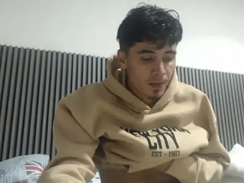 alexxgaviria online show from October 1, 12:36 am