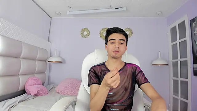 Hottie Guy online show from December 4, 7:10 pm