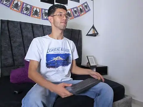 ianthompsoncut online show from November 1, 8:57 pm