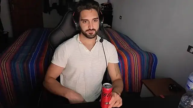 Al3xox02 online show from April 21, 6:25 pm