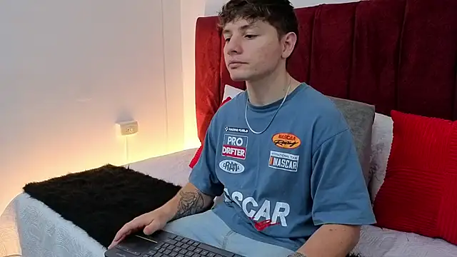 Leoo Miller online show from March 19, 4:05 am