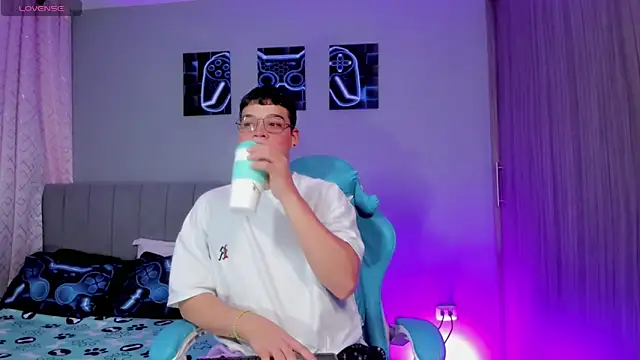 alex boyy online show from December 2, 6:16 am