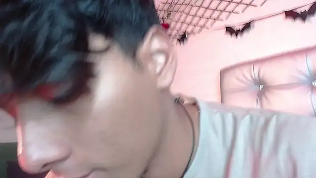 Snapshot of tyler_wolf1_ chatting on October 27, 12:29 pm tyler wolf1  online show from October 27, 12:29 pm