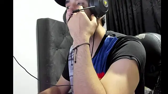 Snapshot of coolfriki chatting on October 27, 3:20 am coolfriki online show from October 27, 3:20 am