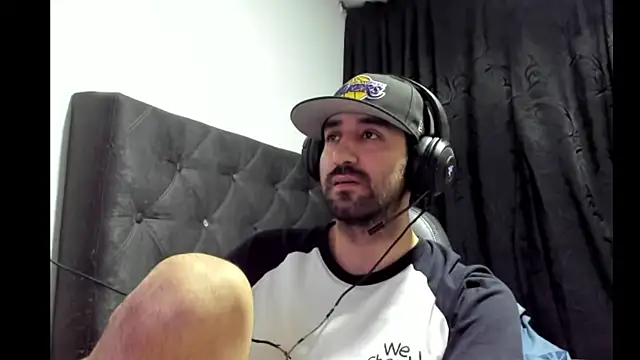 Snapshot of coolfriki chatting on October 29, 5:43 am coolfriki online show from October 29, 5:43 am