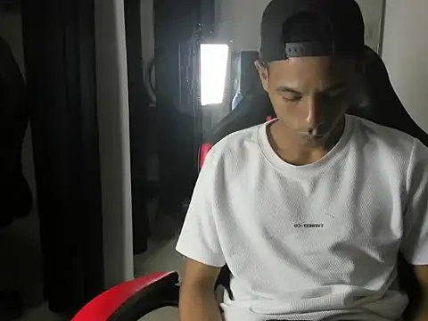 Latin Boy420 online show from November 18, 7:01 am