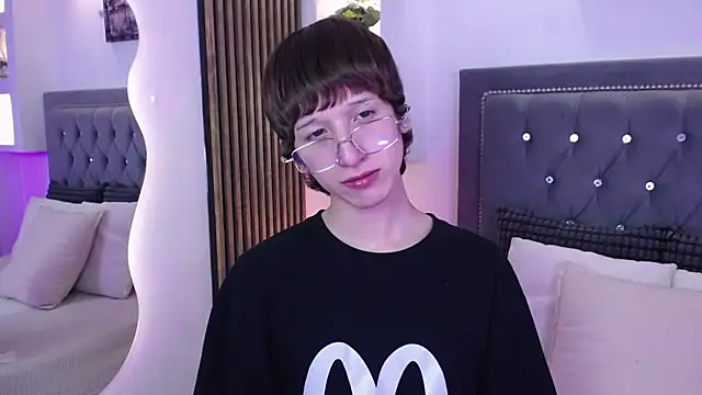 Emo Boy  online show from May 18, 4:40 am