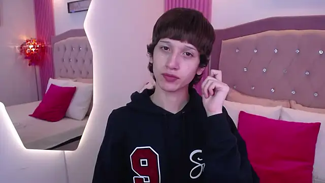 Emo Boy  online show from May 14, 3:32 pm