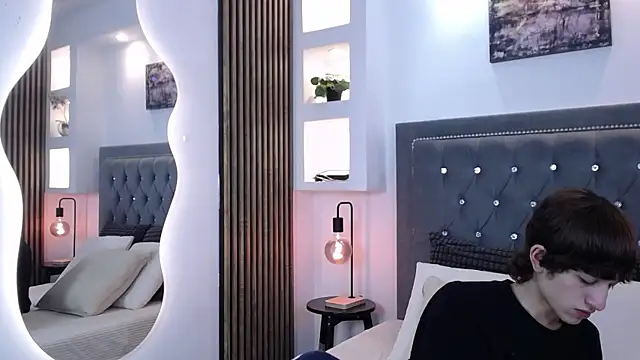 Emo Boy  online show from April 1, 8:17 pm