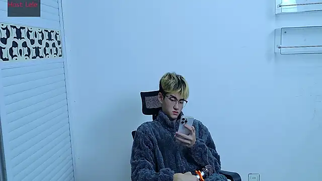 Snapshot of sexyboy-lele chatting on October 14, 12:34 pm sexyboy-lele online show from October 14, 12:34 pm