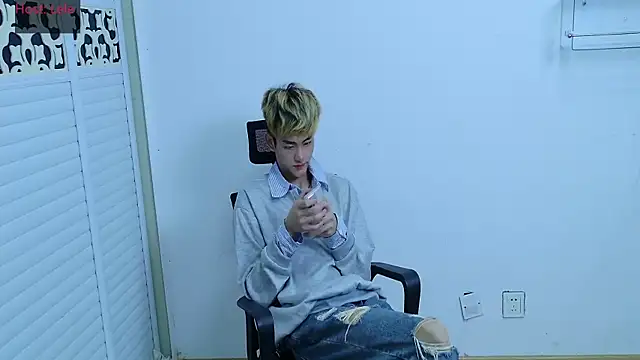 Snapshot of sexyboy-lele chatting on October 17, 12:53 pm sexyboy-lele online show from October 17, 12:53 pm