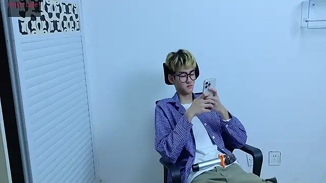 Snapshot of sexyboy-lele chatting on October 12, 12:10 pm sexyboy-lele online show from October 12, 12:10 pm