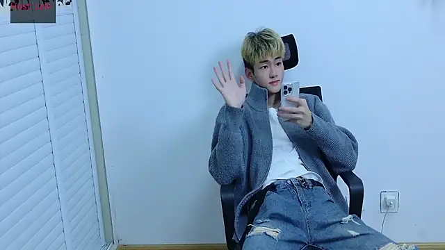 Snapshot of sexyboy-lele chatting on October 16, 12:46 pm sexyboy-lele online show from October 16, 12:46 pm